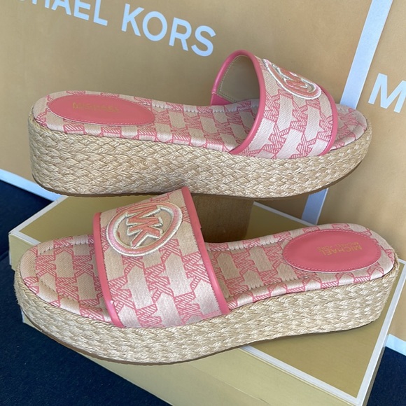 MICHAEL KORS SADLER WEDGE
MK OUTLINE JQD/EMB MK
TEA ROSE
49S3SDFA1Y
New - Picture 11 of 16